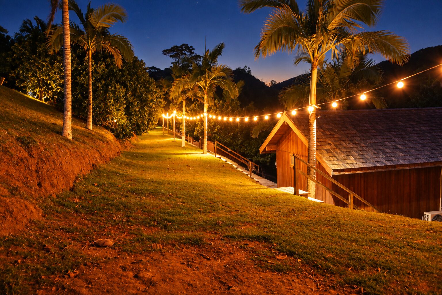 Área do Glamping da Serra iluminada ao entardecer, pronta para receber convidados